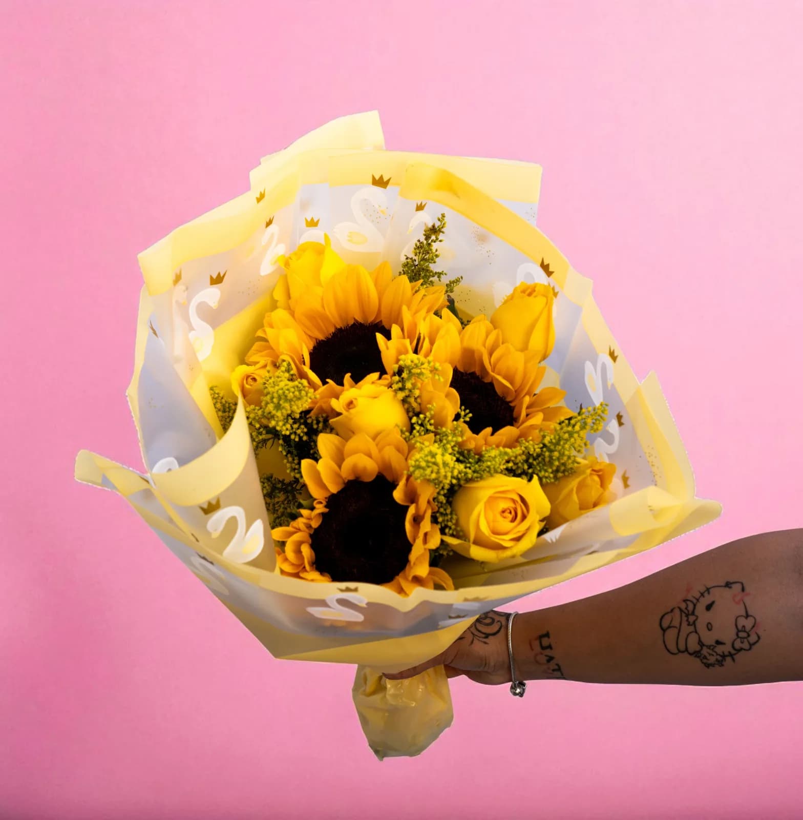 Ramo de 3 Girasoles y 6 Rosas Amarillas – Rayo de Sol
