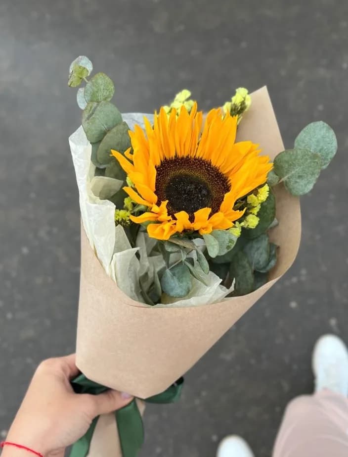 Girasol con Follaje – Detalle Sencillo