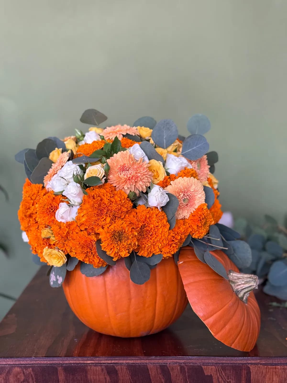 Calabaza con flores, diseño de Isay Fernández