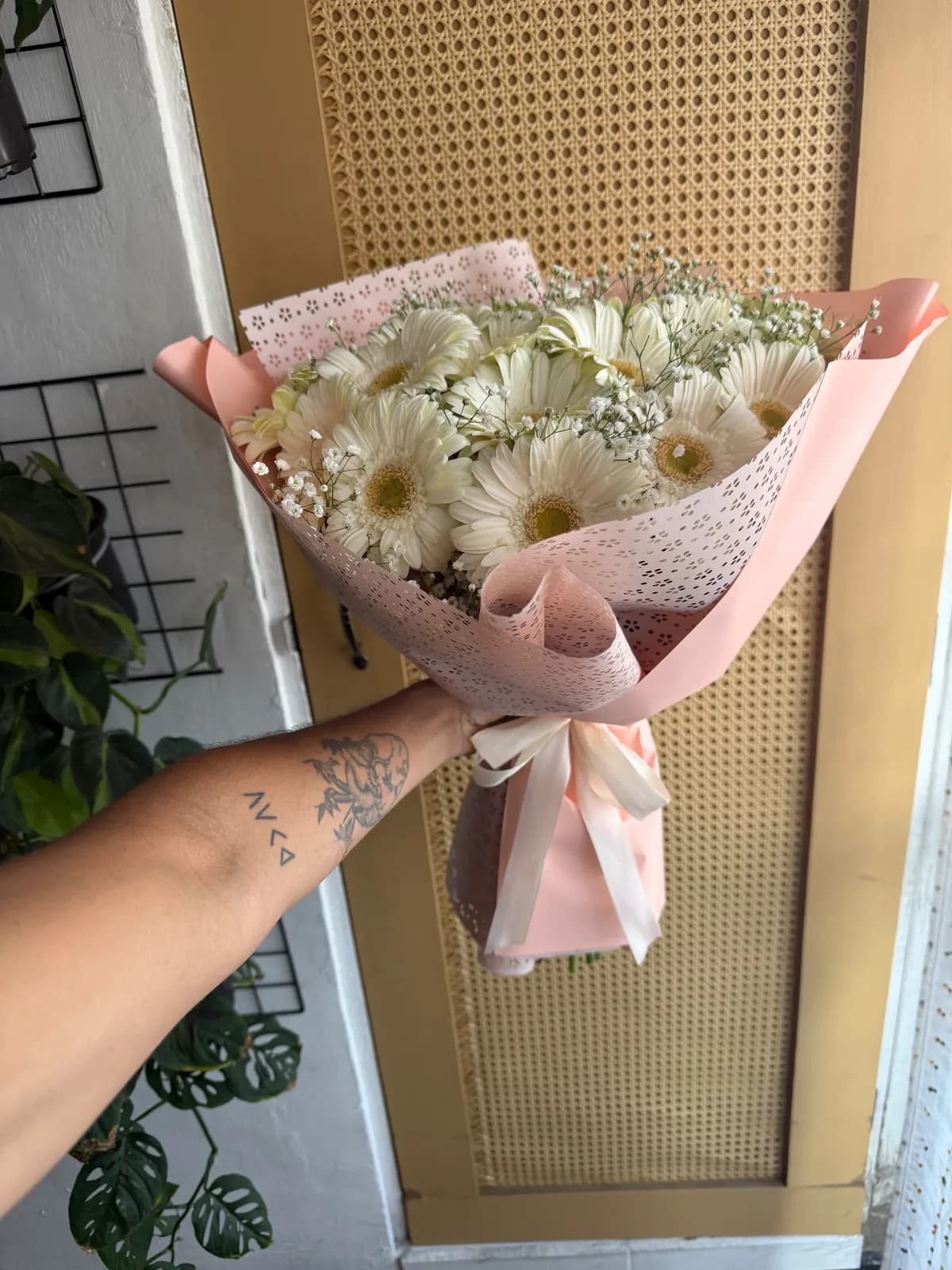 Gerberas blancas, diseño de Isay Fernández