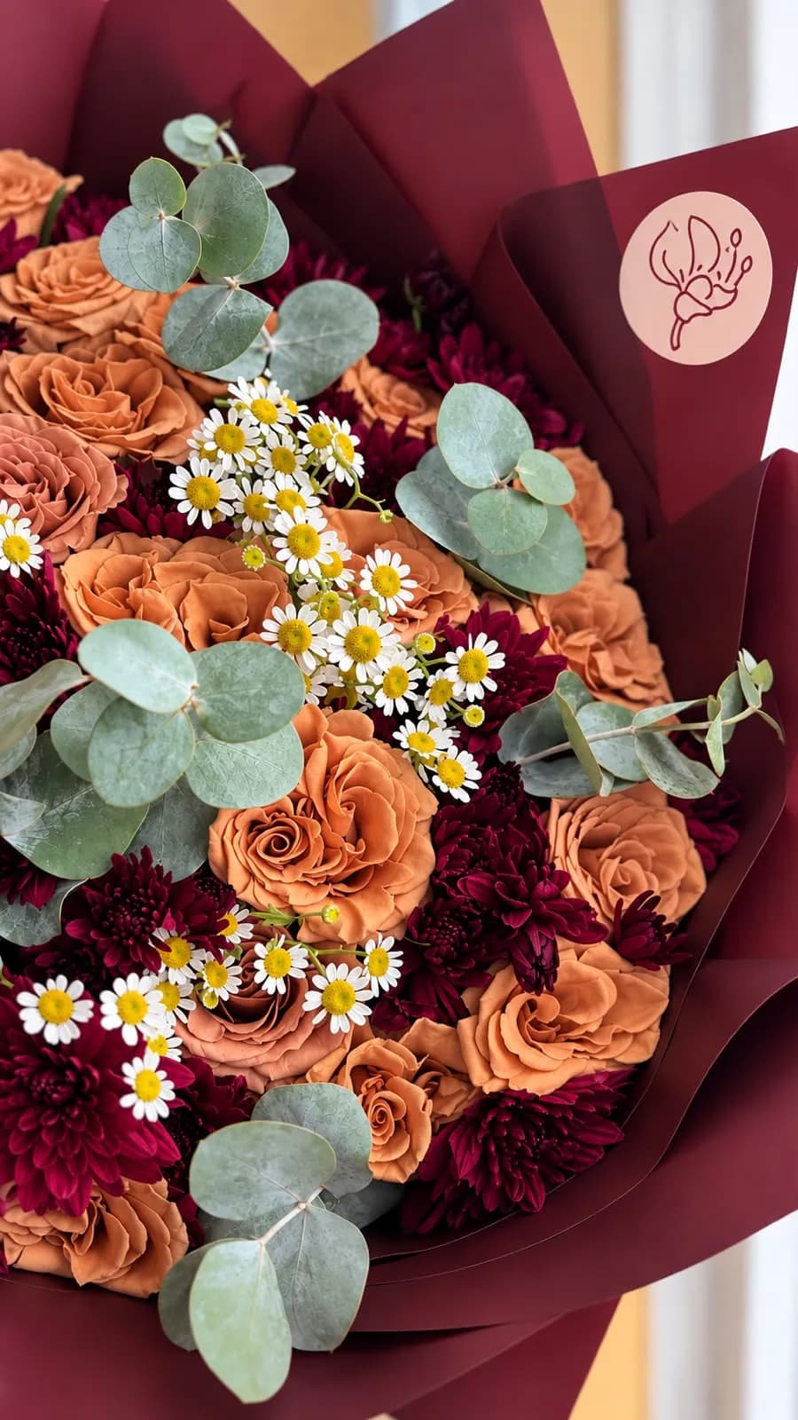 Rosas café con eucalipto, diseño de Isay Fernández (foto 1)