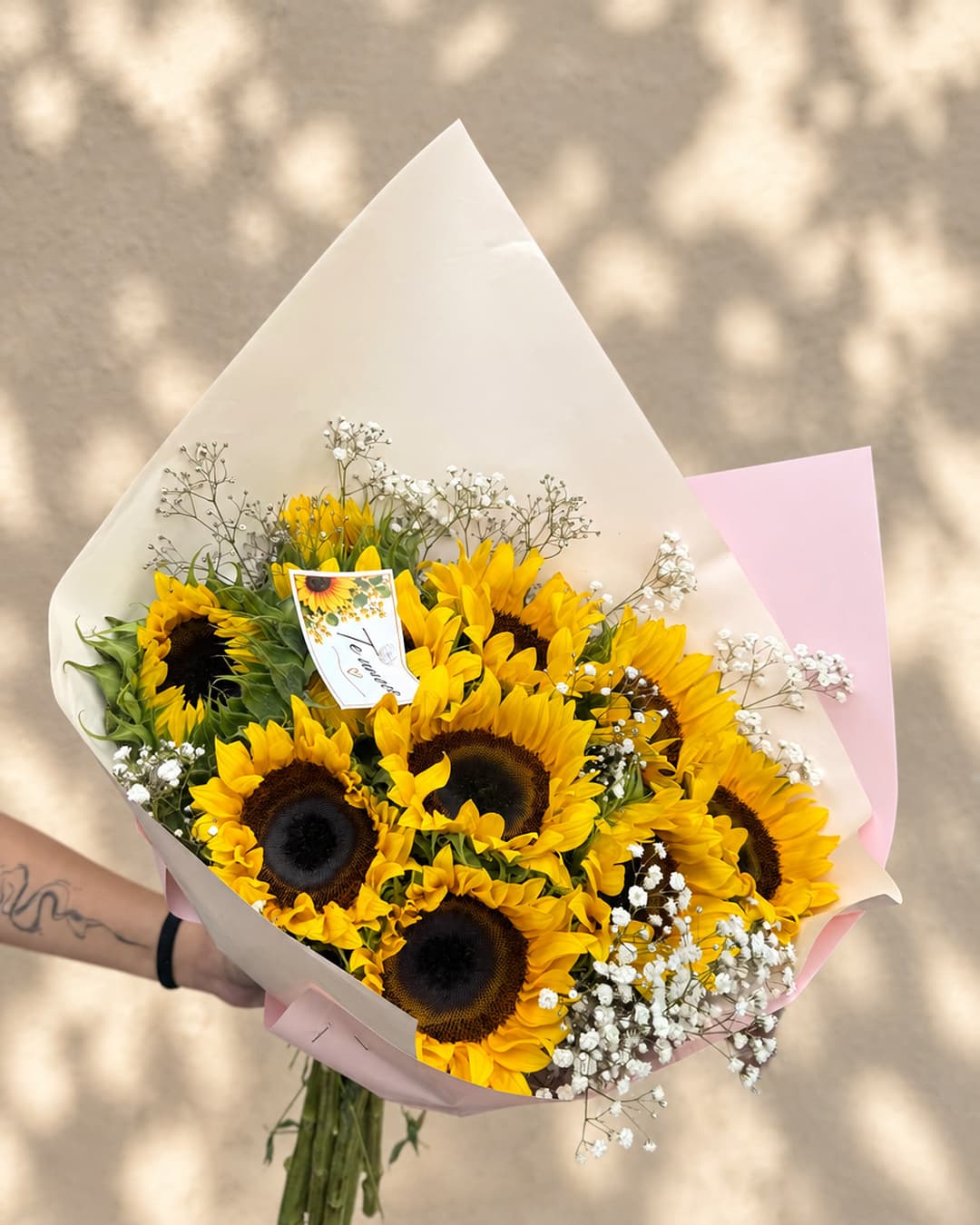 Ramo de 10 girasoles en mano, entregado el 21 de septiembre