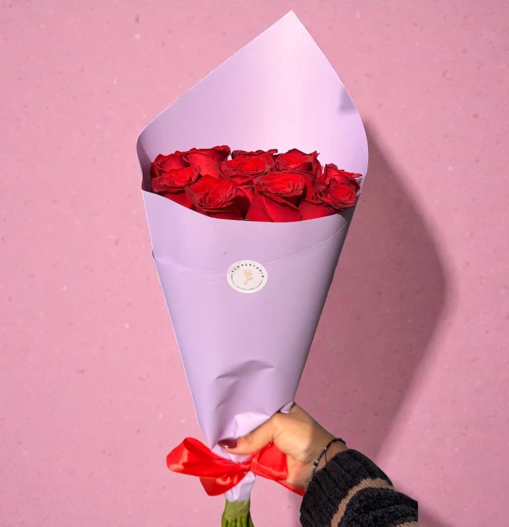 Ramo de 12 Rosas Rojas – Elegancia Natural