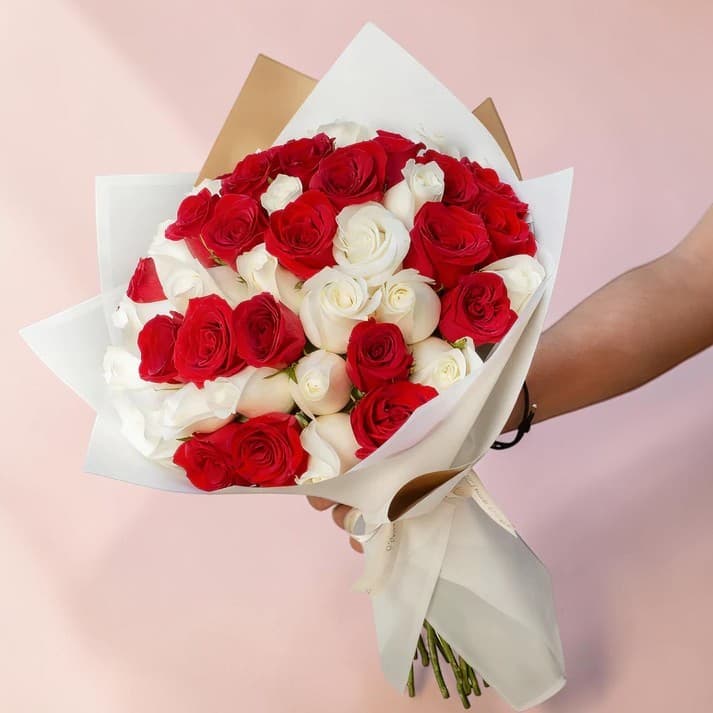 Ramo de 50 Rosas Rojas y Blancas